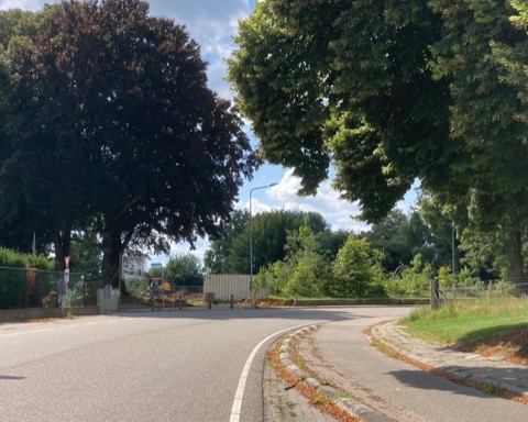 Zicht op terrein vanaf de weg