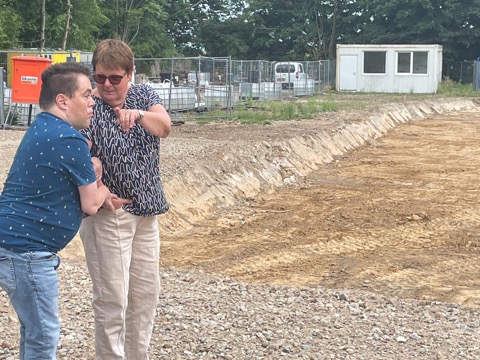 René gaat kijken waar zijn studio komt